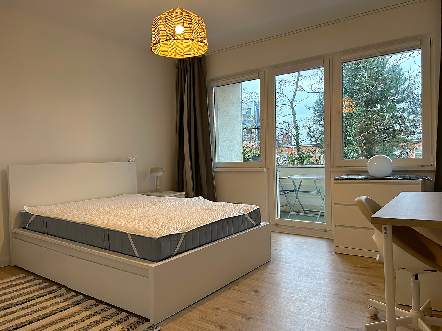 wohnraum mit bett und balkon