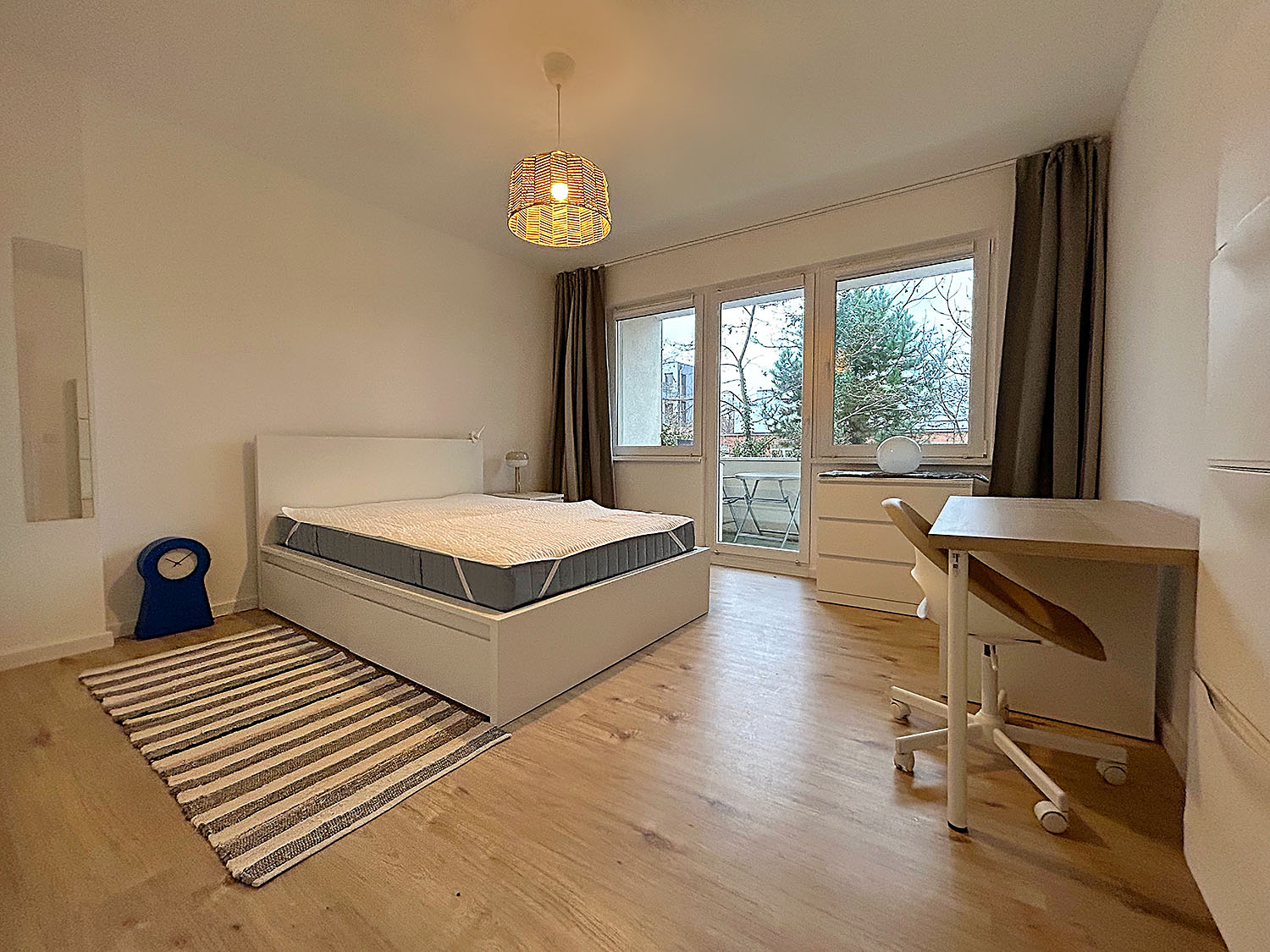 wohnraum mit bett und balkon