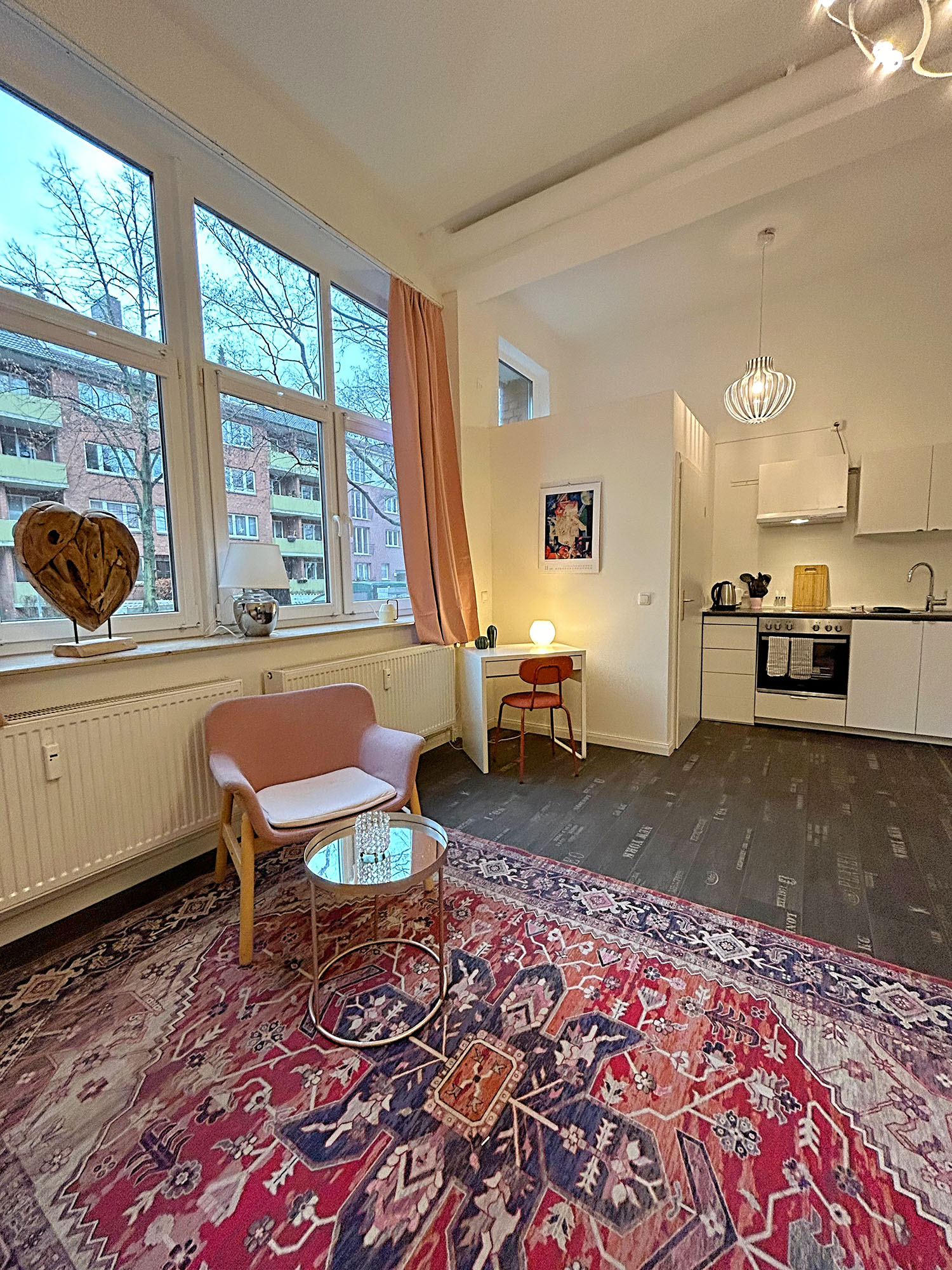 wohnraum mit bett, schreibtisch und kuechenzeile